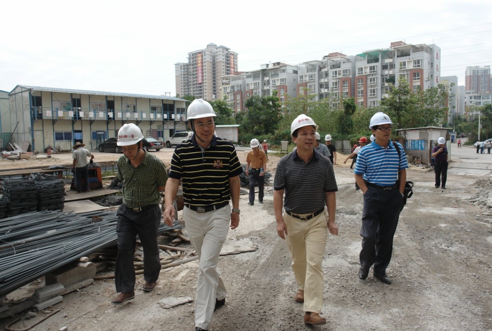2013年10月18日陳總參加質(zhì)安部與建設(shè)單位負責人檢查工地安全工作